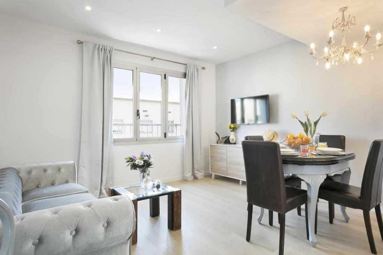 Apartment Leonor Barcelona Bagian luar foto