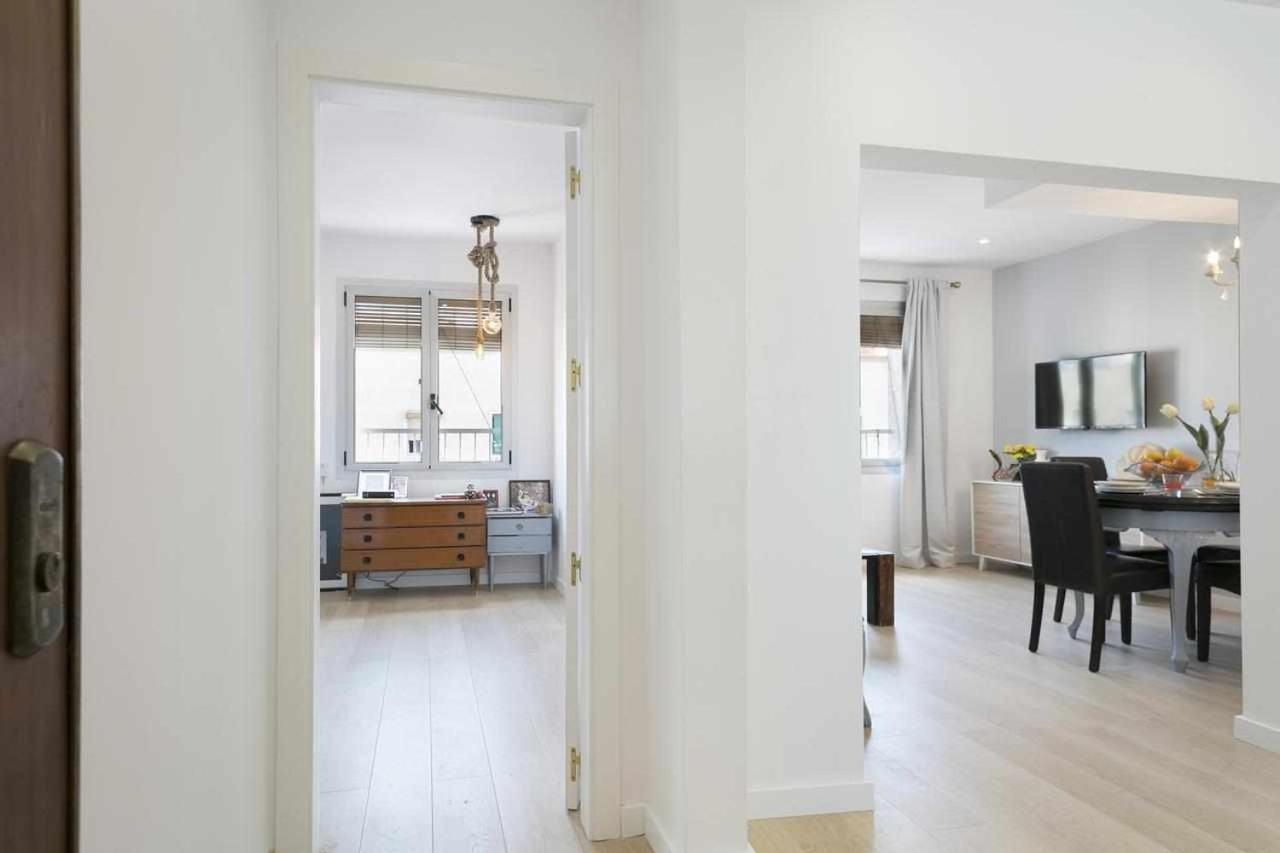 Apartment Leonor Barcelona Bagian luar foto