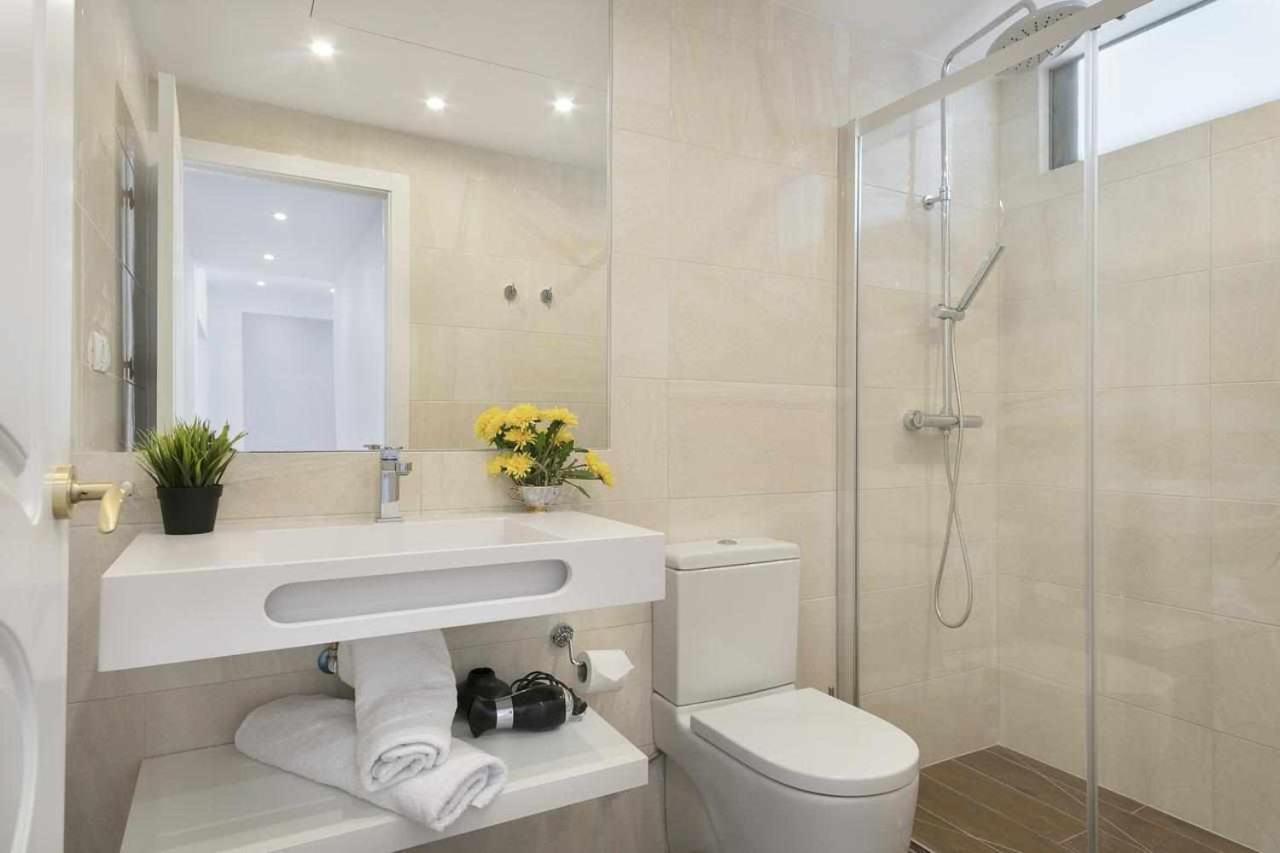 Apartment Leonor Barcelona Bagian luar foto